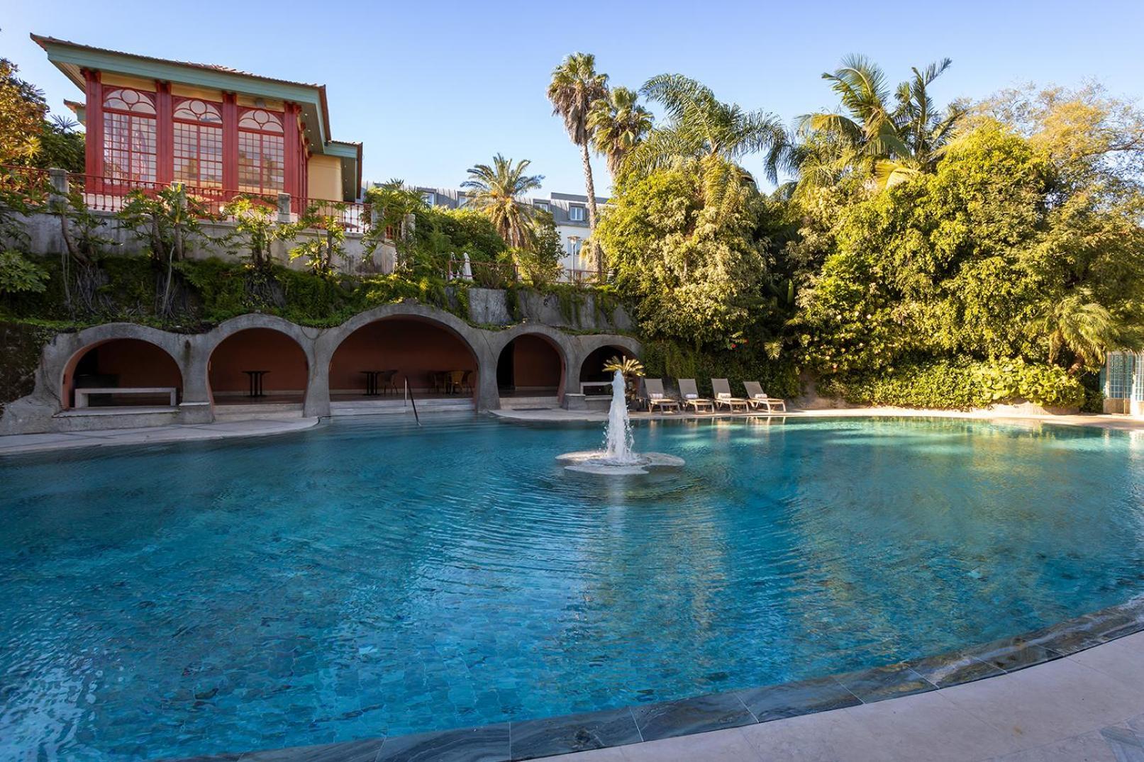 Pestana Palace Lisboa Hotel & National Monument - The Leading Hotels Of The World Exteriér fotografie The swimming pool at the hotel