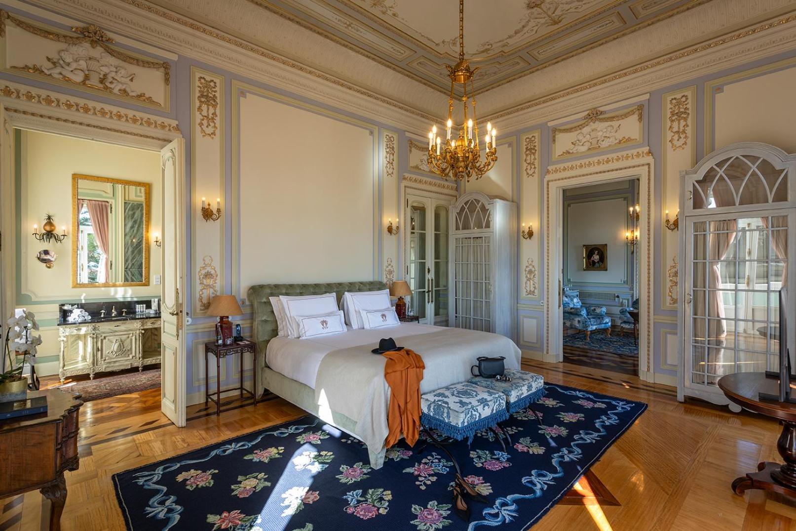 Pestana Palace Lisboa Hotel & National Monument - The Leading Hotels Of The World Exteriér fotografie A bedroom at the Hotel Excelsior